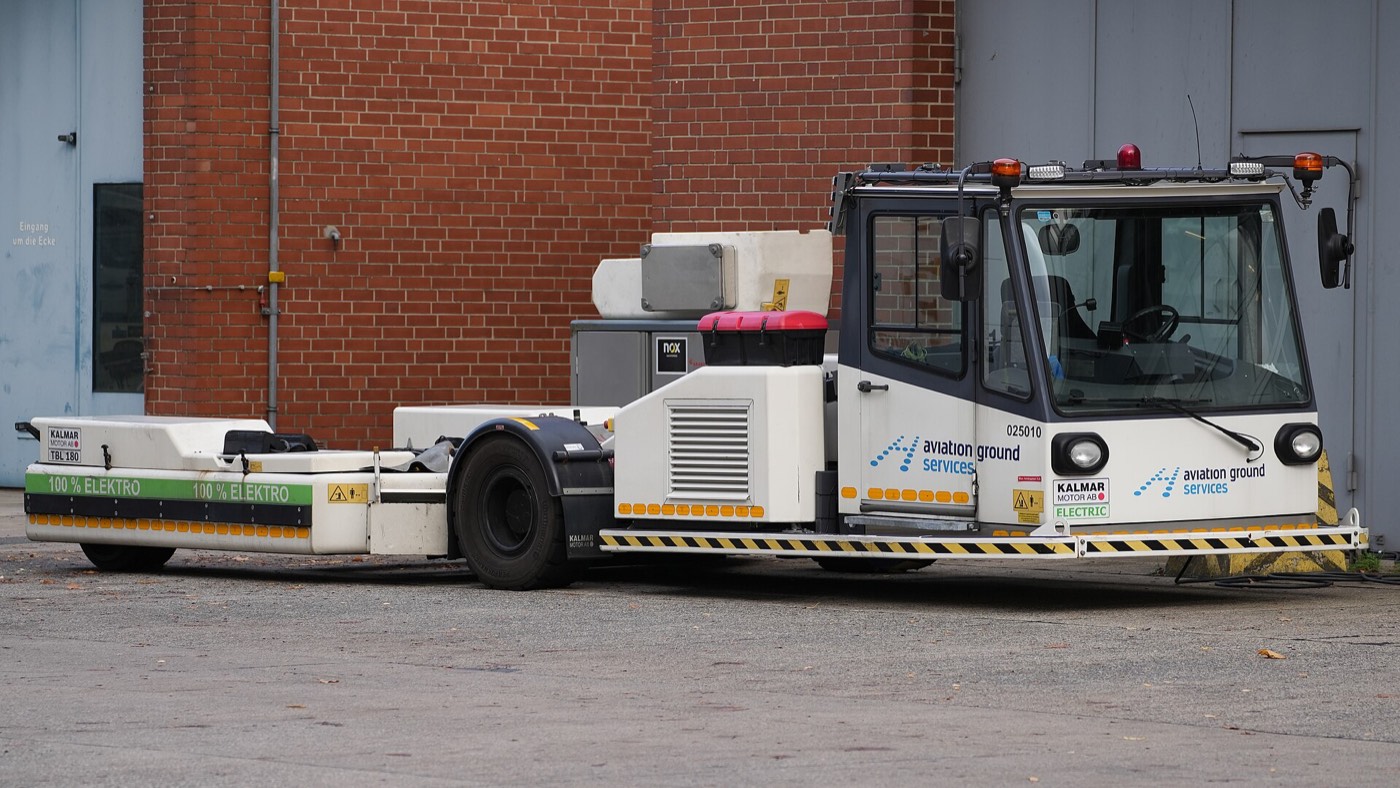 Tractor de pushback operando en plataforma