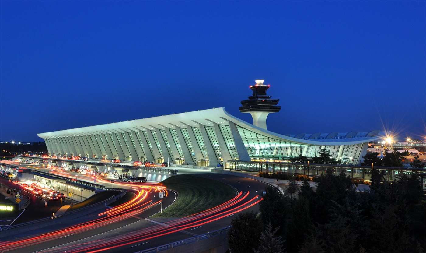 Terminal aeroportuaria iluminada al anochecer