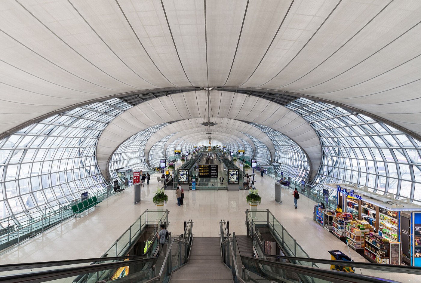 Interior de una terminal de pasajeros de gran escala