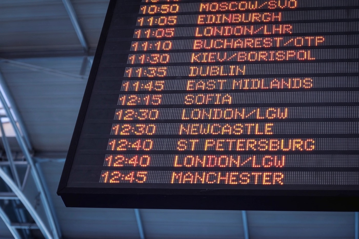 Pantalla de información de vuelos en una terminal aeroportuaria